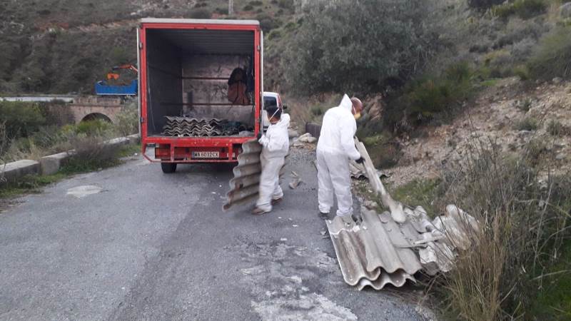 El Ayuntamiento denunciará vertidos de neumáticos y amianto en la carretera de los Caracolillos