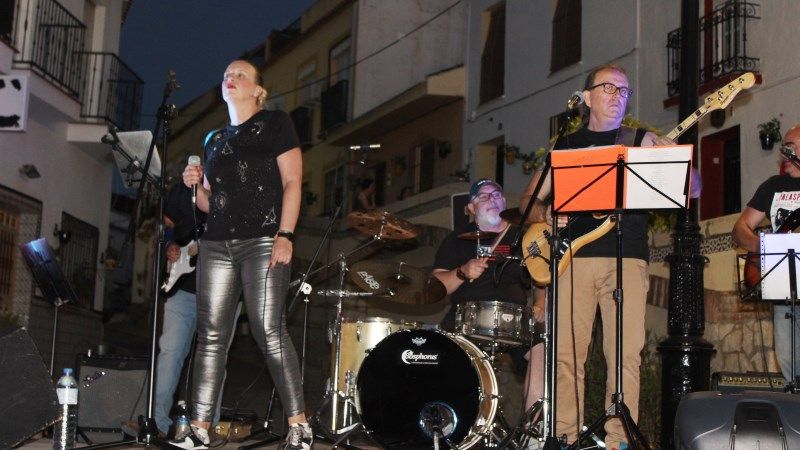 La Retro Cover Band hizo vibrar al Barrio Viejo con clásicos de décadas pasadas en 'De Plaza en Plaza'