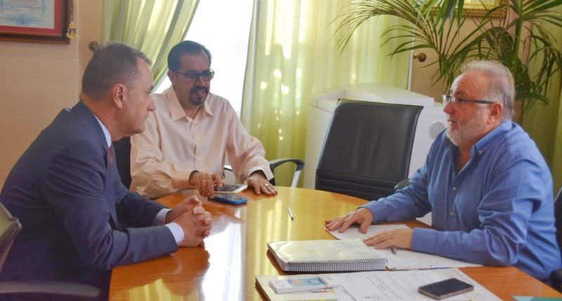 El alcalde de Alhaurín de la Torre se reúne con el administrador del Málaga C. F.