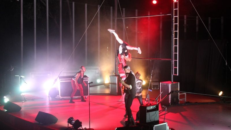 La música rock y las artes circenses brillaron en un sorprendente espectáculo en El Portón