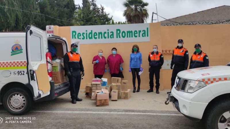 El Ayuntamiento de Alhaurín de la Torre lleva material geriátrico a una residencia local y al colegio mayor Arunda