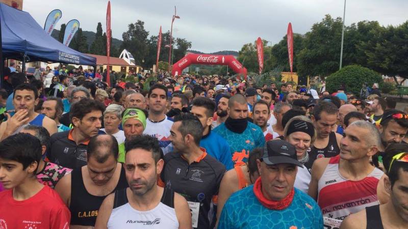 Un millar de atletas convierten el V Medio Maratón y Carrera Popular en otra gran fiesta deportiva