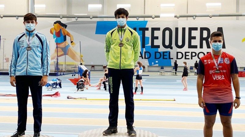 El atleta alhaurino Salvador García, medalla de plata en el Campeonato Andaluz Sub-16 en Pista Cubierta
