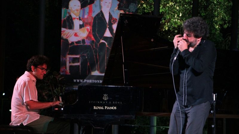 La armónica de Antonio Serrano hace vibrar al público en el tercer concierto del Portón del Jazz