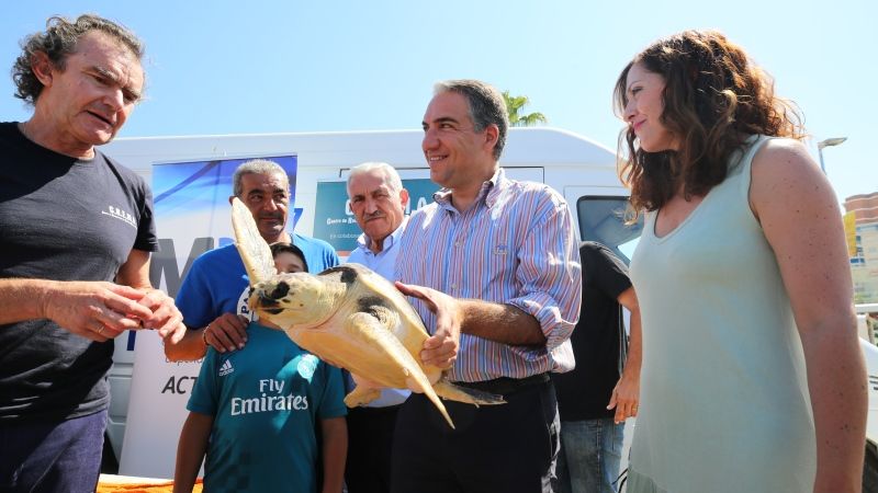 Aula del Mar libera una tortuga tras un año de recuperación en el CREMA