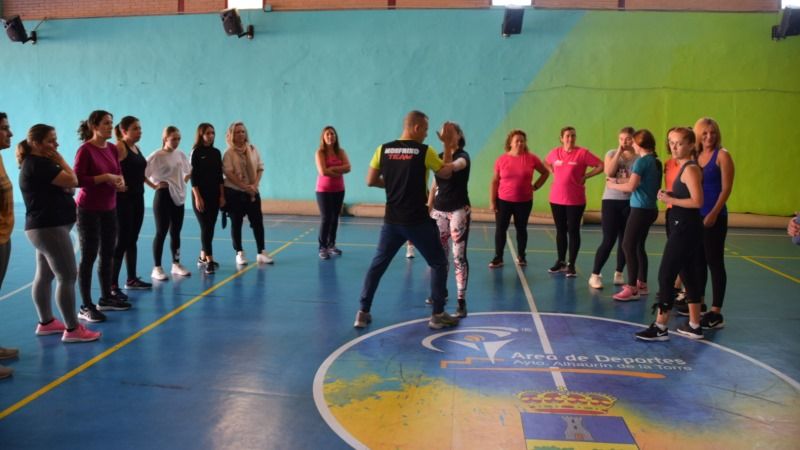 Treinta mujeres participan en un taller de Defensa Personal en el Polideportivo El Limón