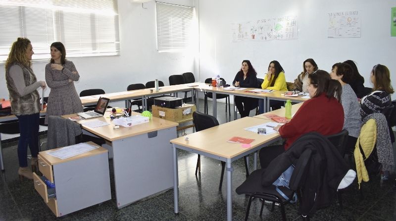 La concejala de Empleo visita el taller para empresarias y emprendedoras ‘Gira Mujeres’