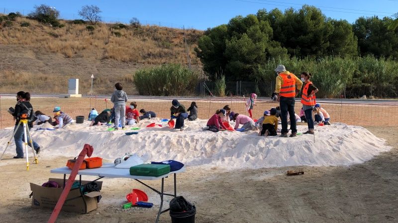 Nuevo éxito del Taller Infantil de Arqueología, celebrado en el exterior de la biblioteca pública