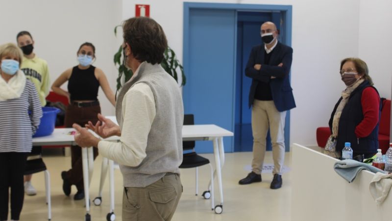 Taller de papel reciclado y creatividad en la Biblioteca Municipal 'Antonio Garrido'