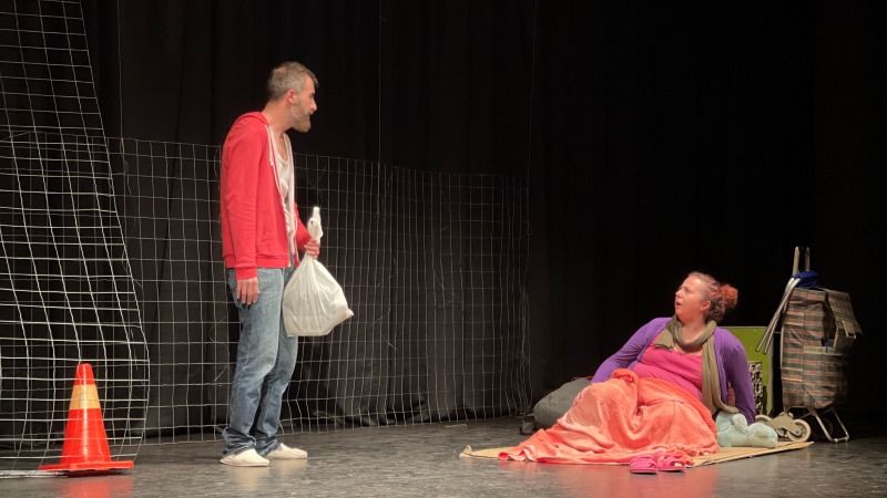 Éxito de la obra de teatro 'Los invisibles', una comedia no exenta de crítica social