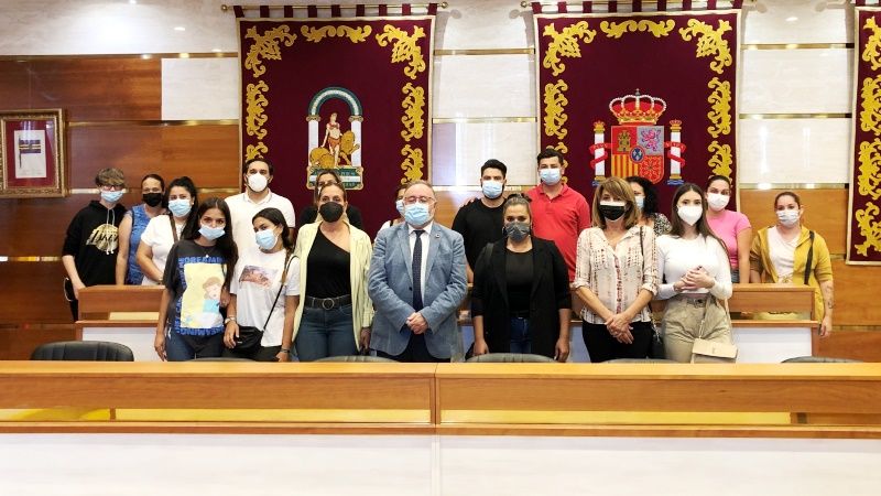 Siete alumnos y alumnas de la comunidad gitana logran su título en Educación Secundaria de Adultos gracias a la Asociación Dosta