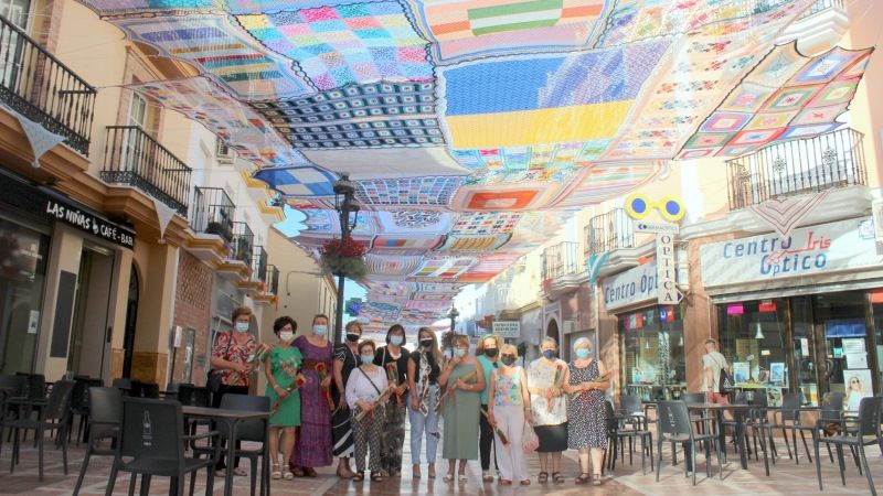 Las tejedoras del gran toldo de la calle Málaga