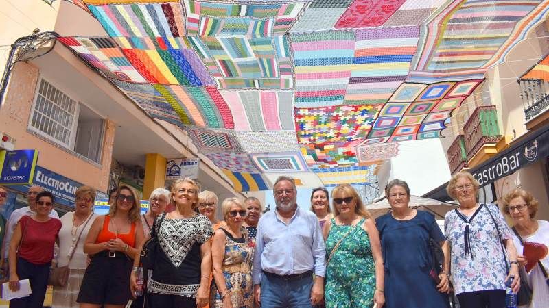 El centro histórico de Alhaurín de la Torre luce sus coloridas cubiertas para dar sombra