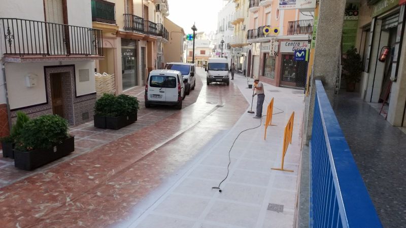 El Ayuntamiento aplica un tratamiento antideslizante en la calle Málaga para evitar caídas