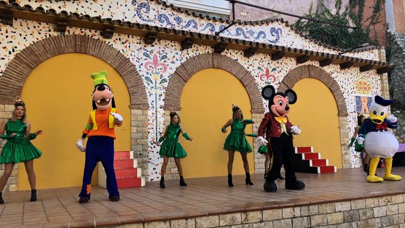 Los niños y niñas de Alhaurín de la Torre se divierten de lo lindo con el espectáculo 'Travesuras navideñas'