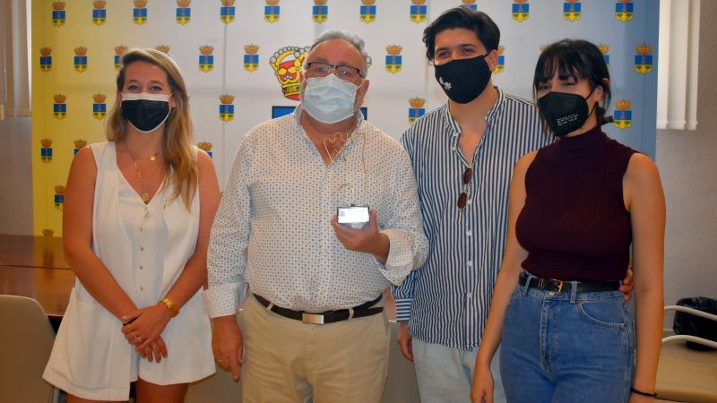 Villanova recibe al joven diseñador de moda Álvaro Calafat
