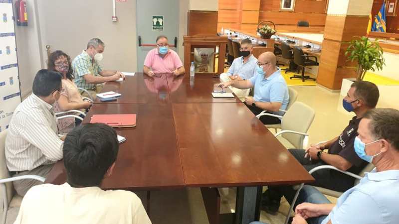 El alcalde pone recursos a disposición de tres urbanizaciones privadas para suministrarles agua