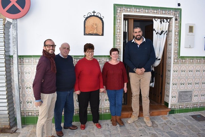 El Barrio Viejo estrena una decoración alusiva al Santo Via Crucis