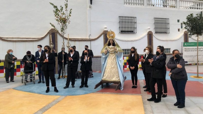 La virgen de la Esperanza recorre el barrio de la alegría y estrena la nueva plaza Paco Lara