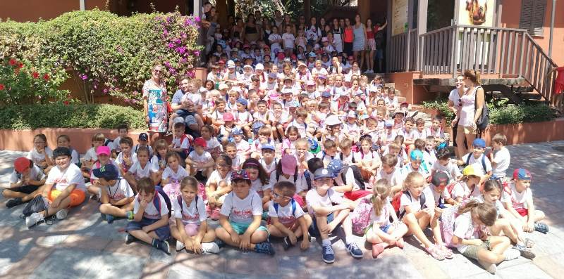 Los participantes en el Campamento de Verano visitan el Bioparc de Fuengirola