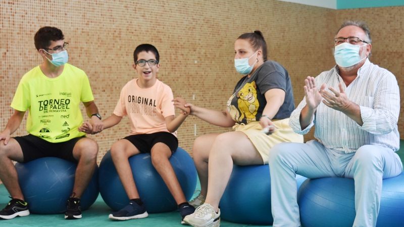 El alcalde visita los talleres para jóvenes con diversidad funcional