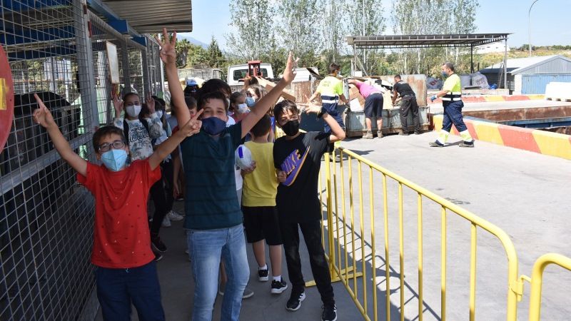 Escolares de Alhaurín de la Torre visitan el Punto Limpio con motivo del Día Mundial del Reciclaje