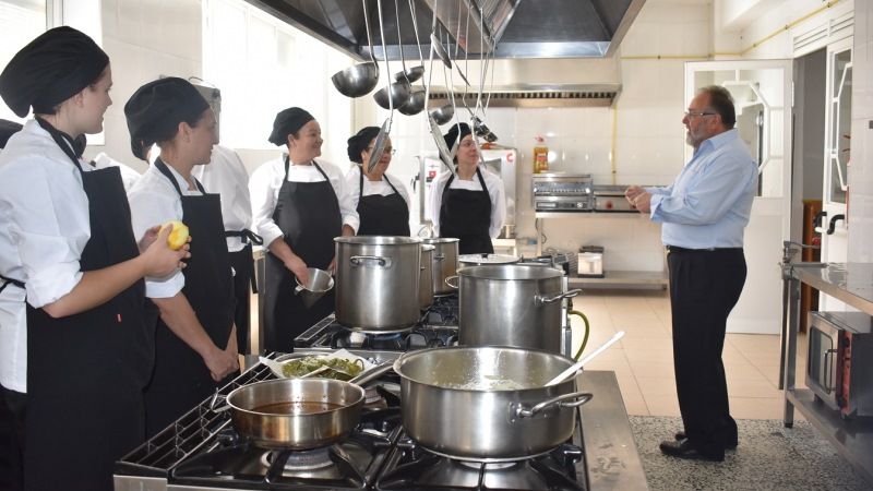 El alcalde visita al alumnado de los cursos de cocina y operaciones básicas de restaurante y bar