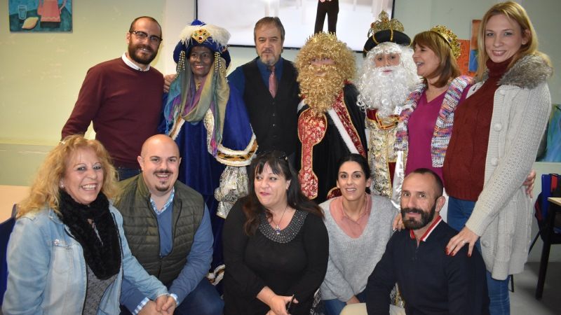 Sus Majestades los Reyes Magos visitan a los jóvenes de la asociación Encina Laura
