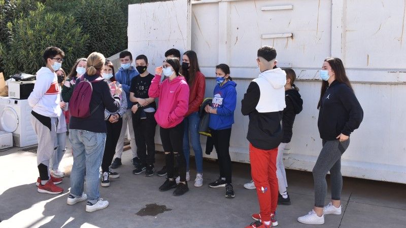 Alumnado de primaria y secundaria aprenden el funcionamiento del Punto Limpio