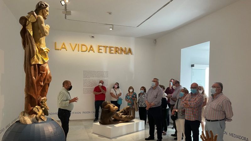 Un grupo de Alhaurín de la Torre visita la exposición de la Agrupación de Cofradías de Málaga