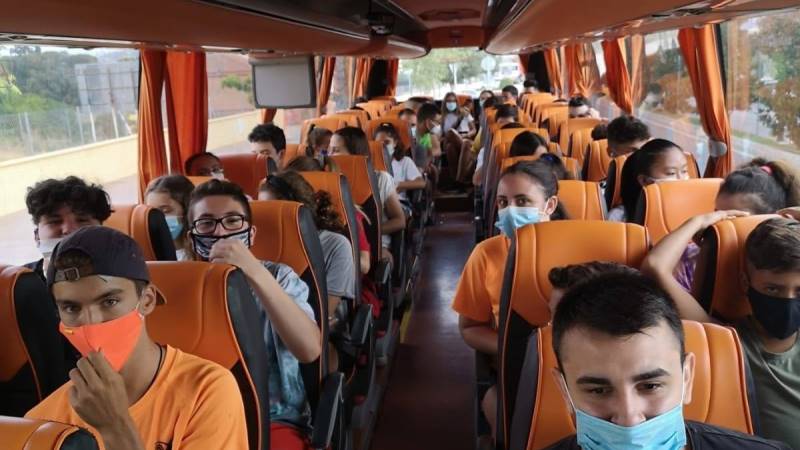 Medio centenar de jóvenes disfrutan de una jornada en los embalses de El Chorro