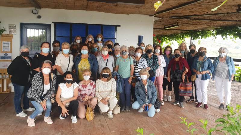Una treintena de alhaurinas disfrutan de una visita a Al-Huerta