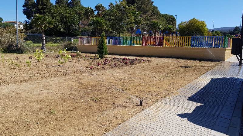 Alhaurín de la Torre crea un nuevo jardín de unos mil metros cuadrados en la entrada de Peralta